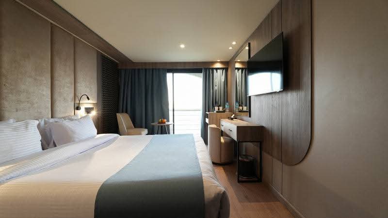 Double cabin with pale blue bedding and a Nile-view window